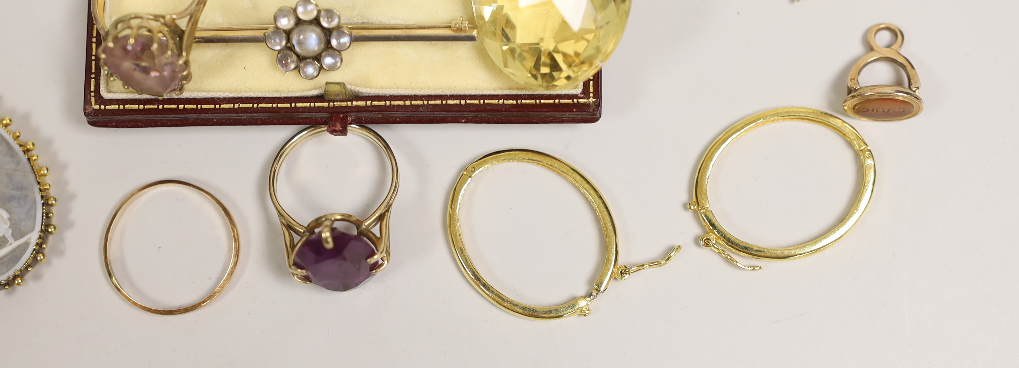 A collection of gold and other jewellery to include small yellow metal mounted carved intaglio fob, 9ct gold gem-set dress ring, a similar yellow metal ring and band, a moonstone bar brooch, an unmounted facetted citrine